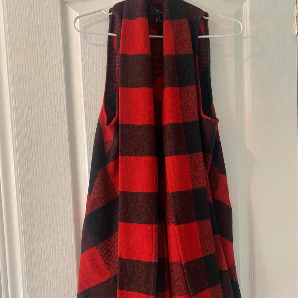 Shawl collar vest. Plaid with side pockets